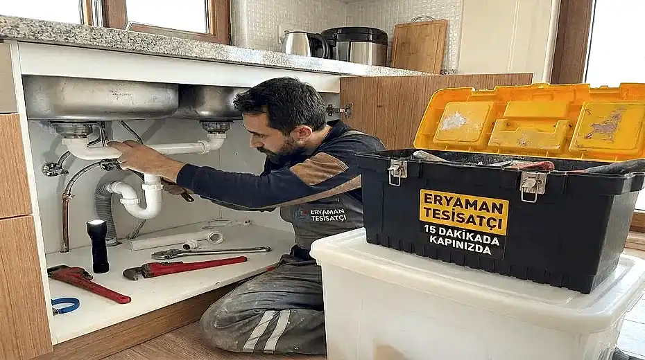 Eryaman'da hızlı tesisat servisi veren usta mutfak lavabosu tamir ediyor, takım çantasında 15 dakikada kapınızda yazıyor.